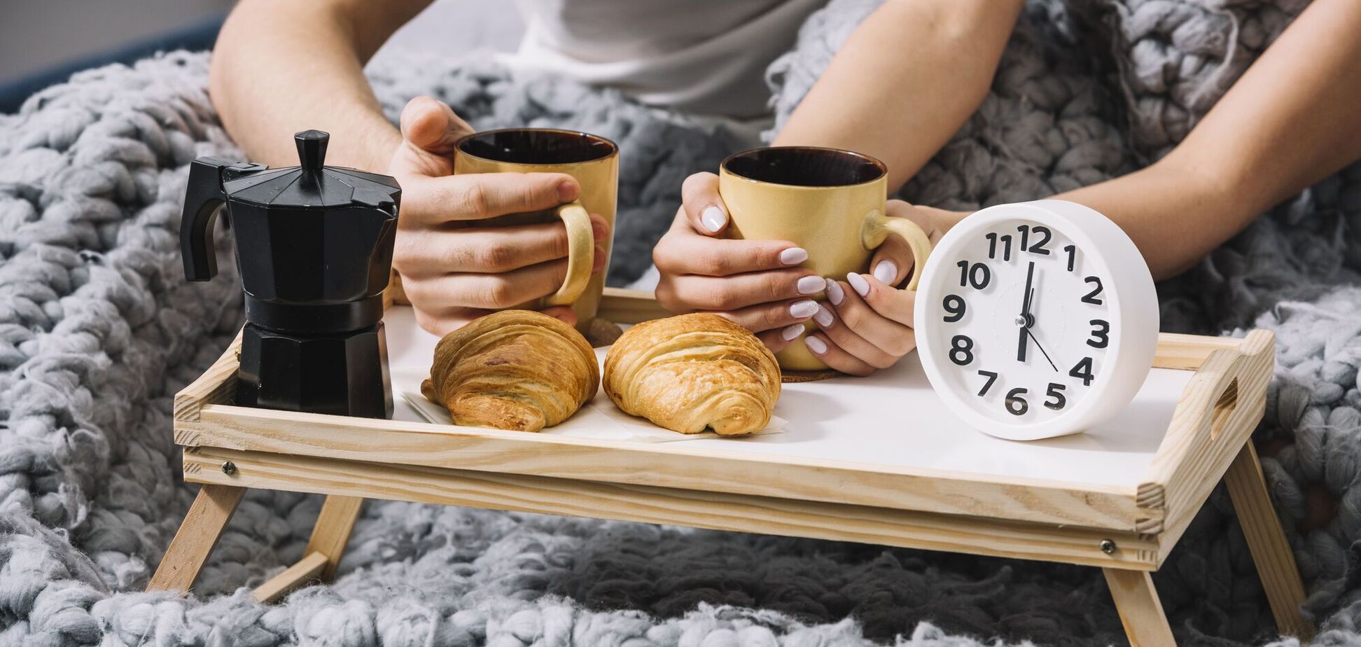 Чому не варто пити каву одразу після пробудження: пояснення експертів
