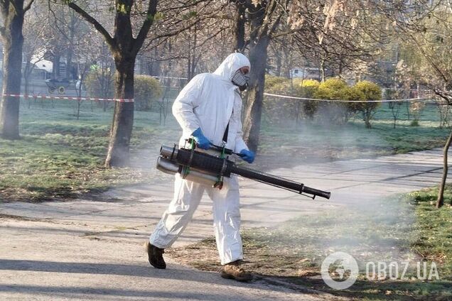 У Києві комунальники почали боротьбу із кліщами: де проводитимуть обробку територій