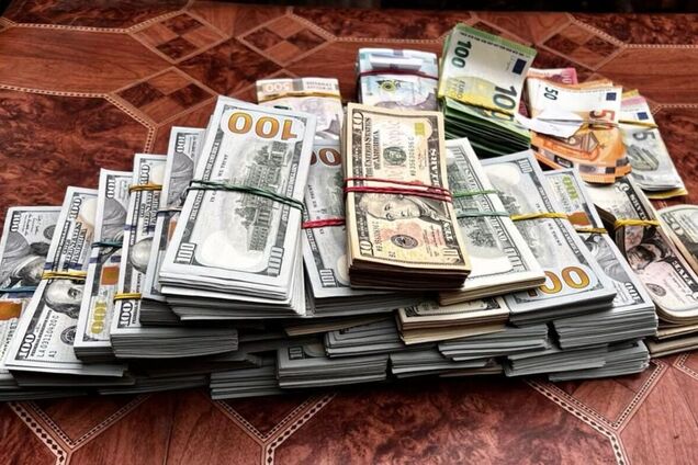 Вилучили 11 млн грн готівки: на Закарпатті затримали голову ВЛК, який оформляв фіктивні відстрочки від мобілізації. Фото