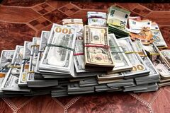 Вилучили 11 млн грн готівки: на Закарпатті затримали голову ВЛК, який оформляв фіктивні відстрочки від мобілізації. Фото