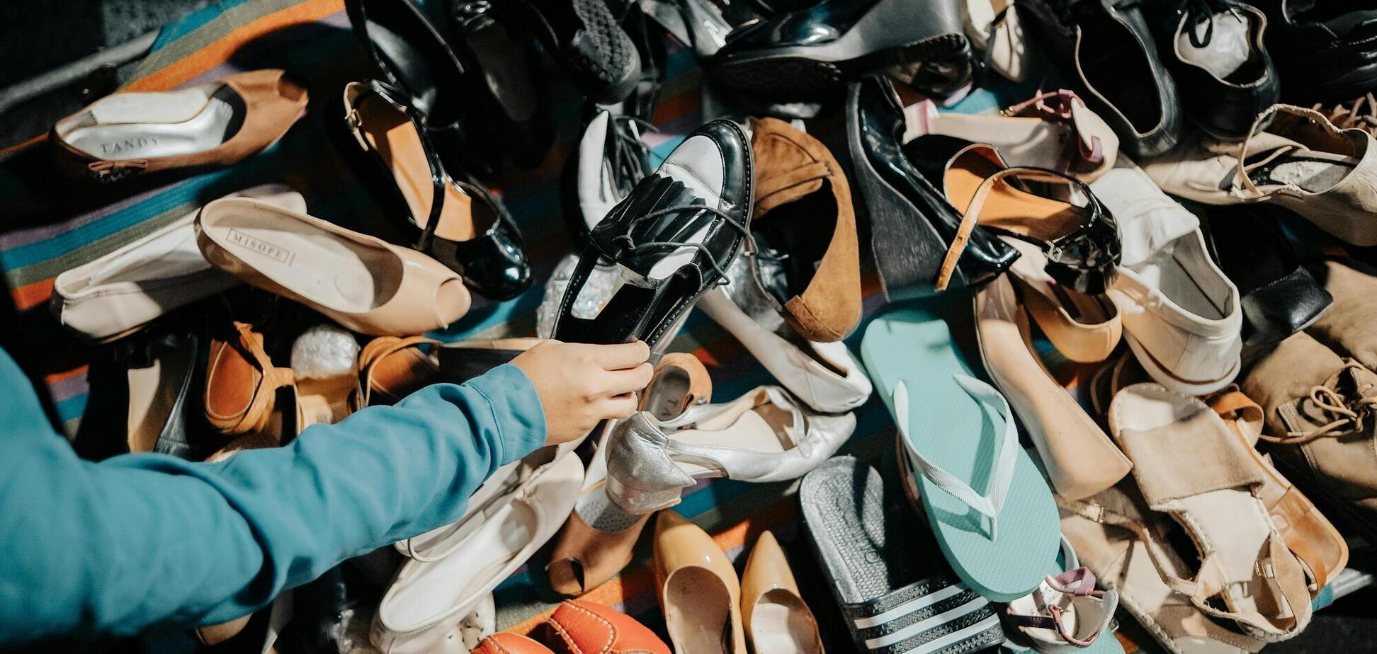 Як позбутися неприємного запаху від взуття: дешевий трюк