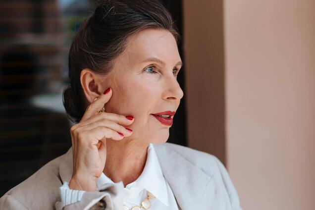 Какая помада мгновенно омолаживает: лучше всего подойдет женщинам за 50