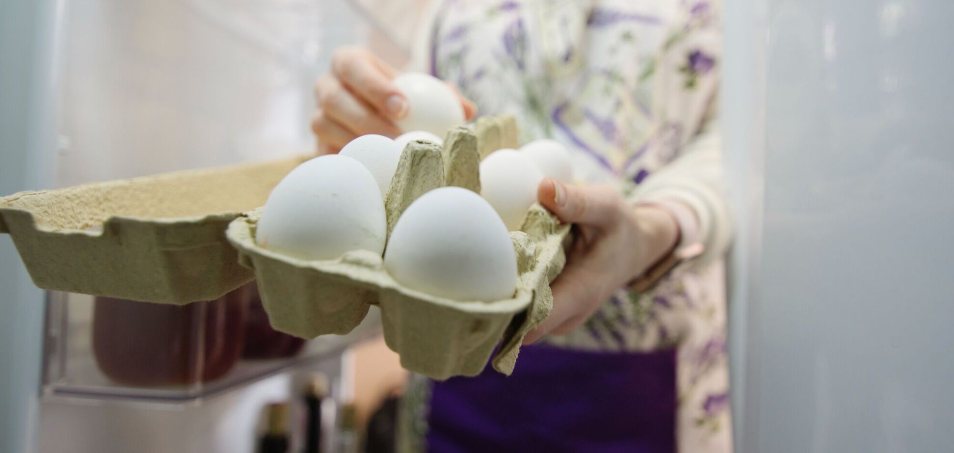 Ілюстрація - жінка ховає яйця в холодильник