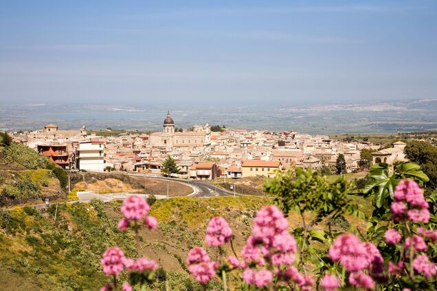 Неймовірна природа і мало людей: туристам порадили найкраще село Італії