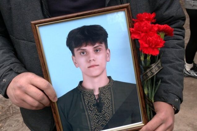 'Шахед' попал прямо в его комнату: в Чернигове попрощались с 16-летним парнем, которого убила Россия. Фото и видео
