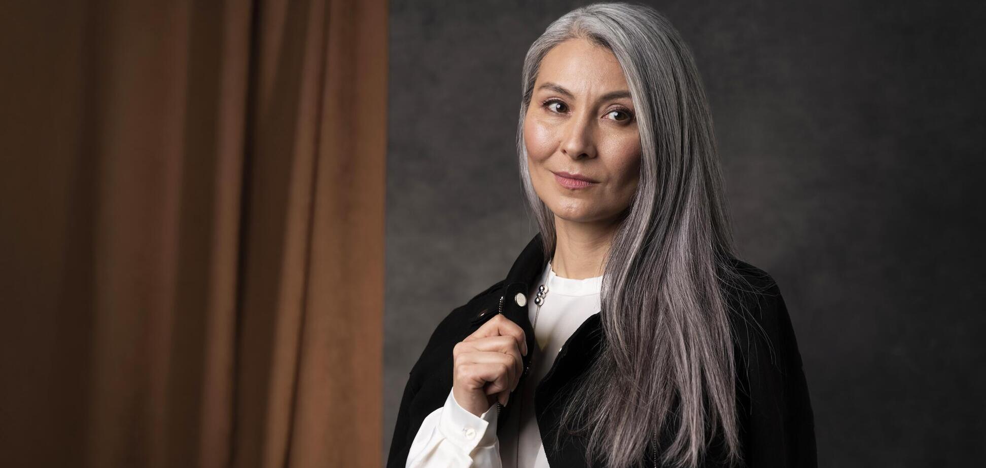 Какие цвета нельзя носить с седыми волосами: добавляют усталости