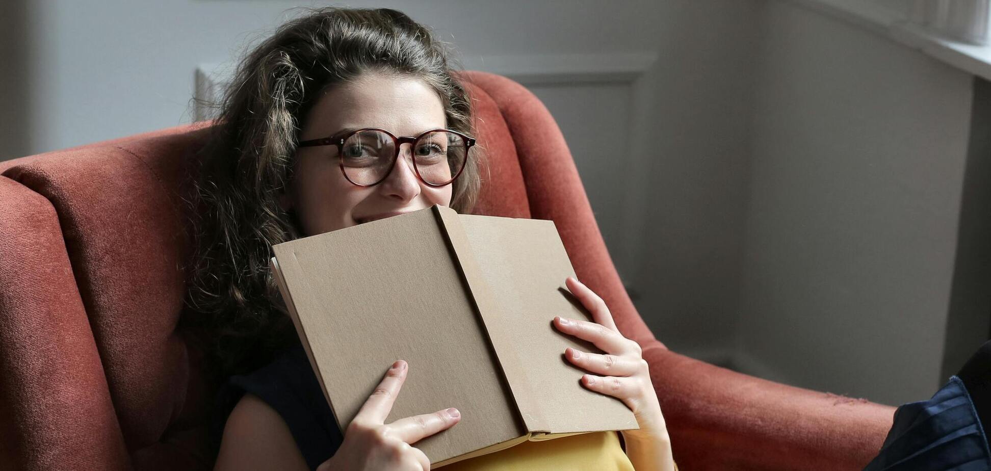 Как сказать на украинском 'изобилие' и 'выскочка'