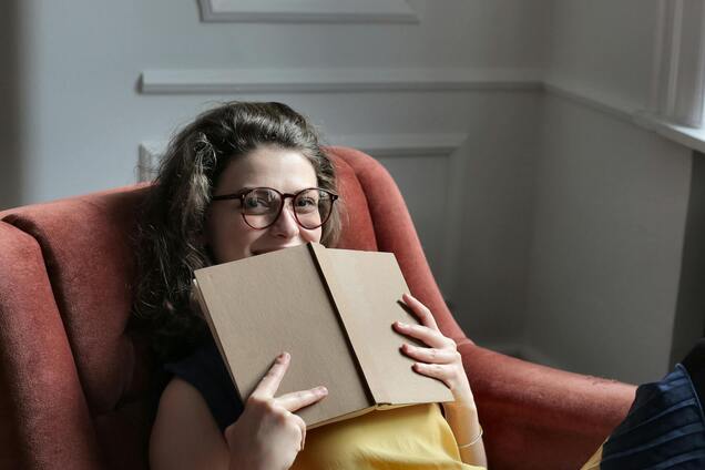 Как сказать на украинском 'изобилие' и 'выскочка'