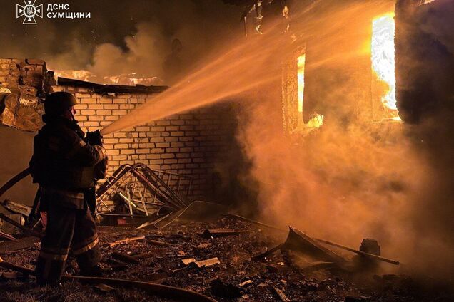 Оккупанты массированно атаковали село на Сумщине: дроны попали в жилые дома, есть жертва