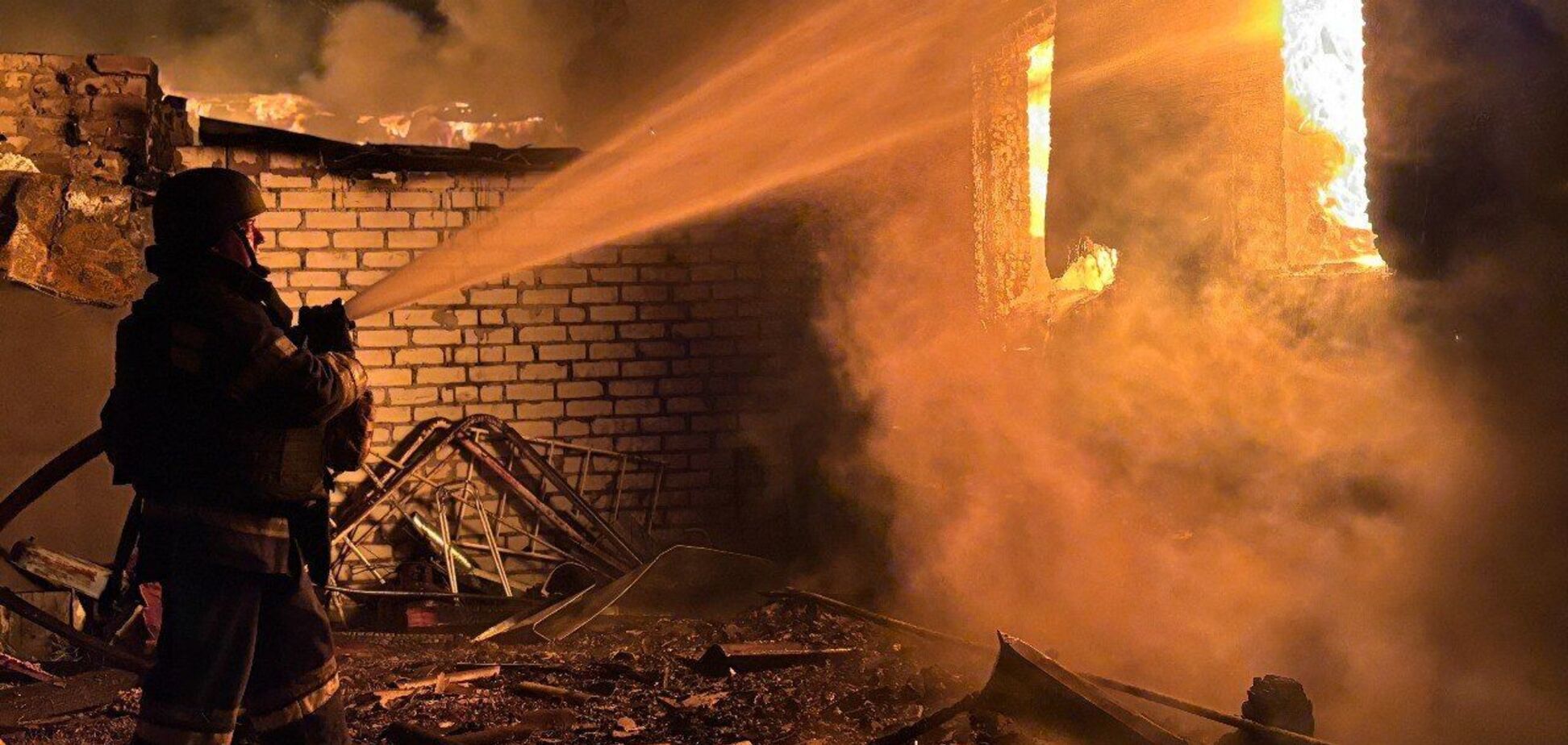 Окупанти масовано атакували село на Сумщині: дрони влучили в житлові будинки, є жертва