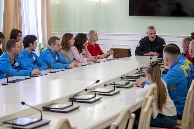 Кличко зустрівся з киянами-призерами Паралімпіади-2026 та учасниками змагань Marine Corps&Air Force Trials 2026. Фото
