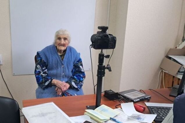 На Донеччині 100-річна жінка оформила закордонний паспорт заради подорожі в Європу. Фото