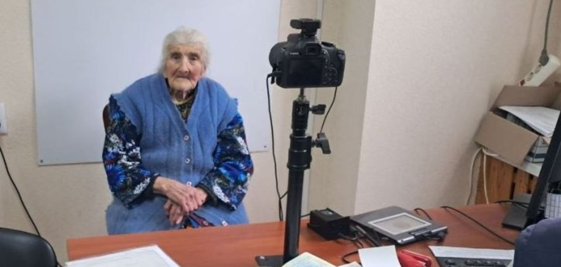 На Донетчине 100-летняя женщина оформила загранпаспорт ради путешествия в Европу. Фото