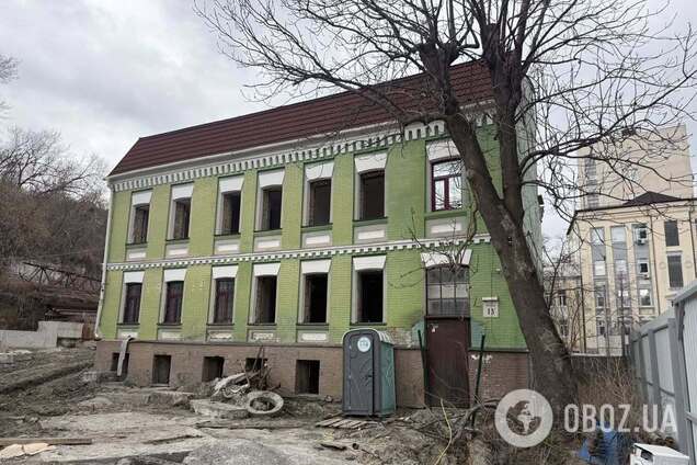 Попри кримінальне провадження: у Києві забудовник продовжує руйнувати стародавній флігель на Подолі