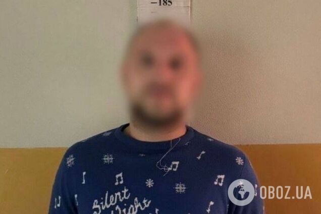 У Києві чоловік розмахував перед перехожими сокирою та намагався забрати скутер у підлітка. Фото та подробиці