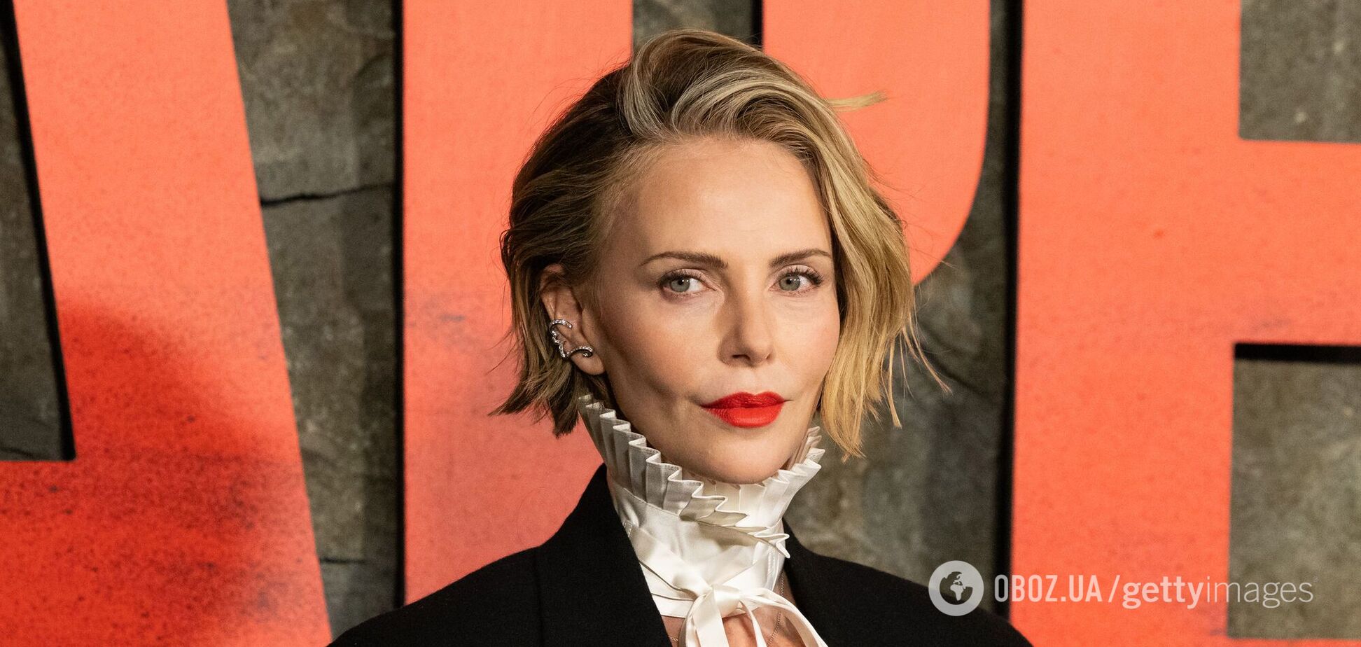 50-річна Шарліз Терон засвітила оголені груди на червоній доріжці. Фото зухвалого образу