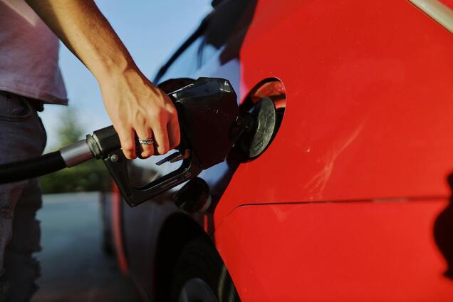 Ілюстрація - заправлення авто