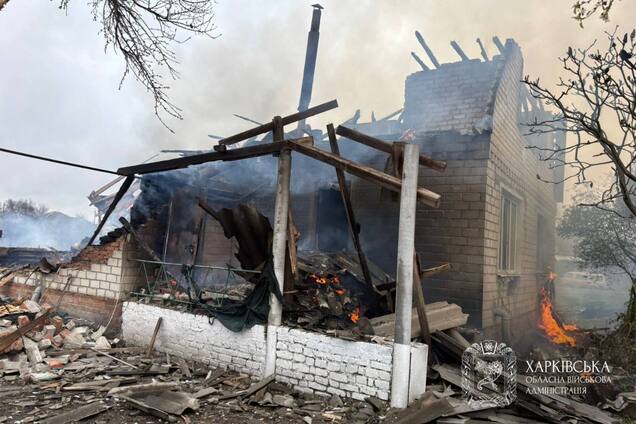 Окупанти вдарили по Балаклії на Харківщині: горів будинок і авто, є жертва та постраждалі. Фото