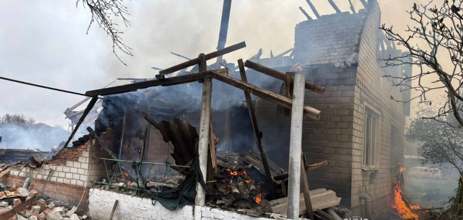 Оккупанты ударили по Балаклее на Харьковщине: горел дом и авто, есть жертва и пострадавшие. Фото