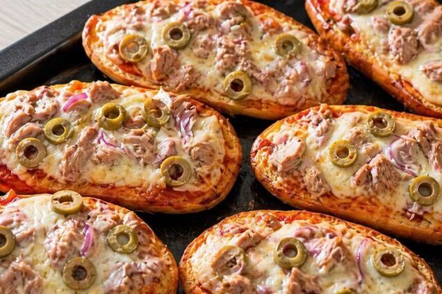 Швидкі гарячі бутерброди з тунцем: рецепт в духовці