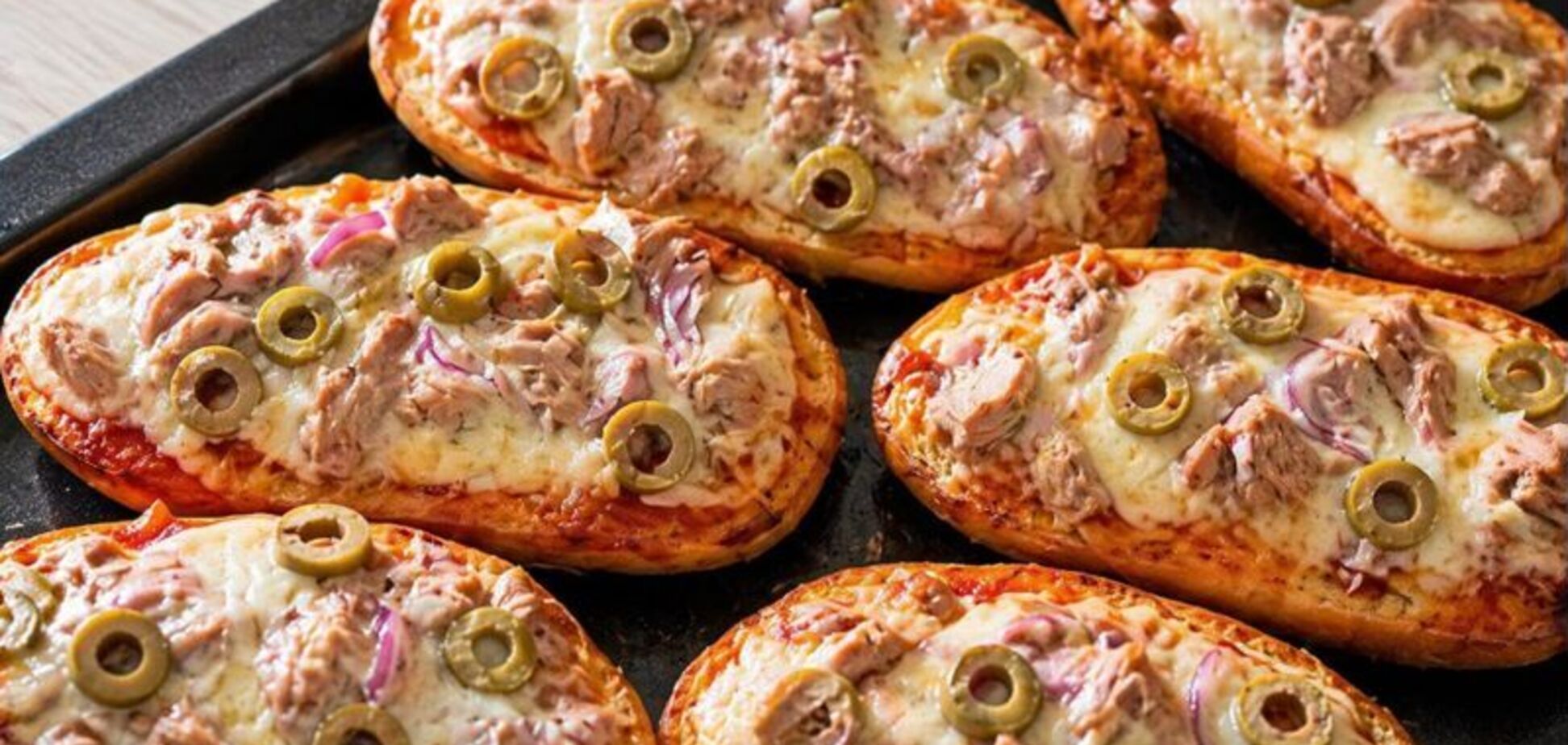 Швидкі гарячі бутерброди з тунцем: рецепт в духовці