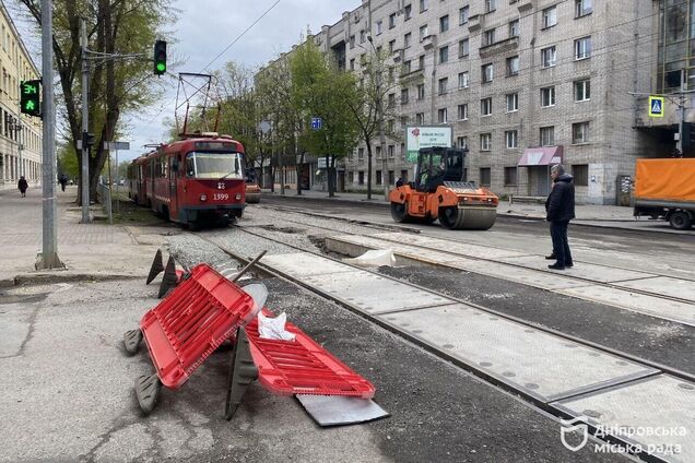 У Дніпрі до кінця року запустять ще 4 низькопідлогових трамваї: оновлення колій вже триває