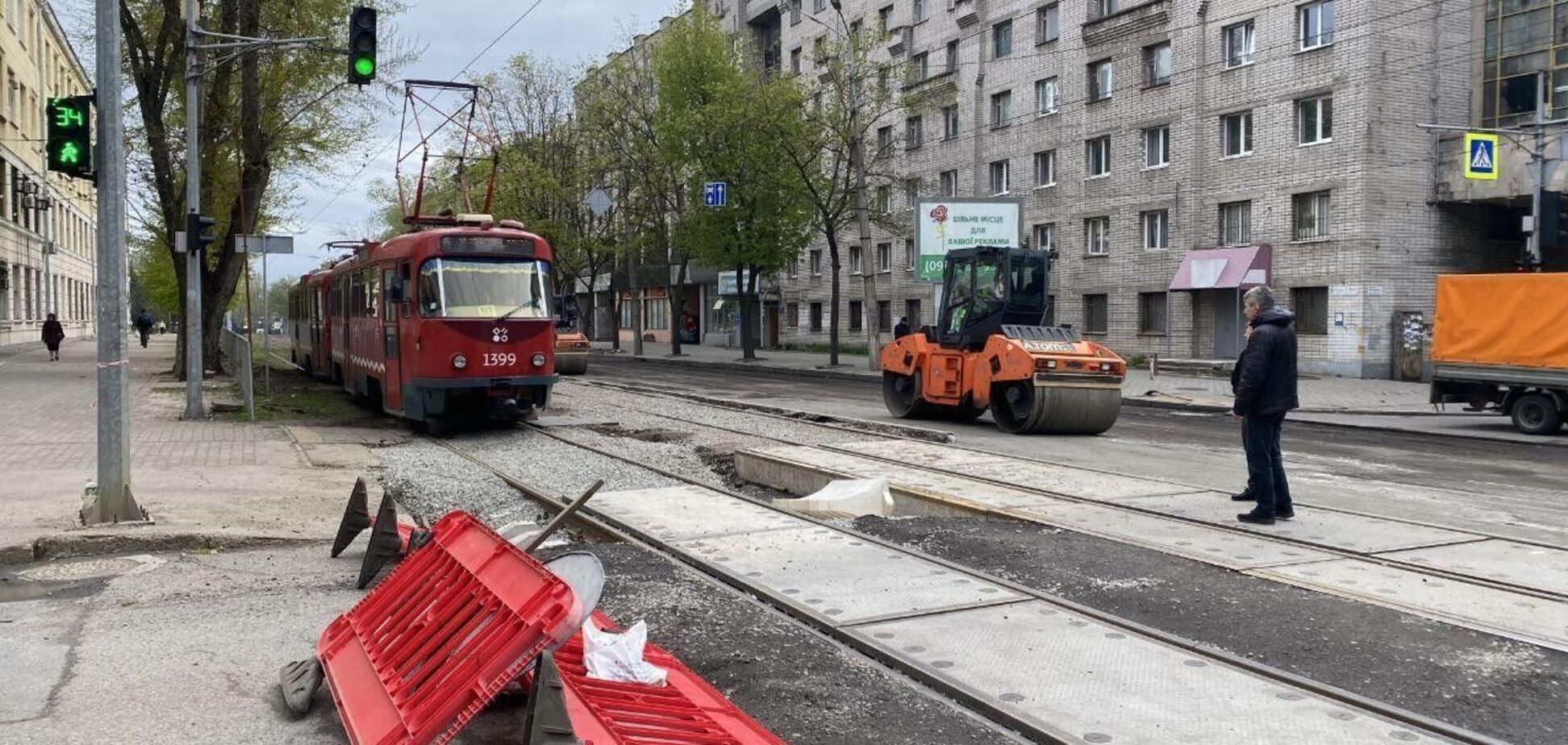 У Дніпрі до кінця року запустять ще 4 низькопідлогових трамваї: оновлення колій вже триває