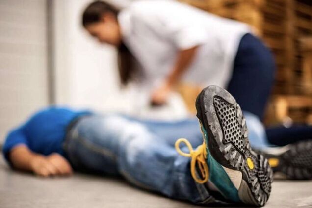 Шкіра почала синіти, а пульс зник: у Рівному врятували хлопця, який знепритомнів у школі і провів у комі дев'ять днів. Відео