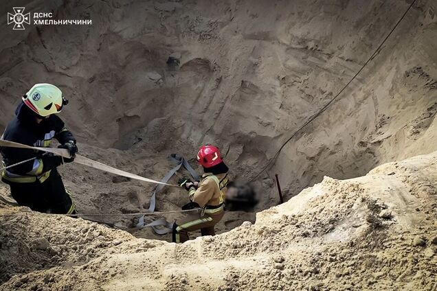 На Хмельниччині чоловіка на смерть засипало землею під час копання криниці: деталі трагедії. Фото