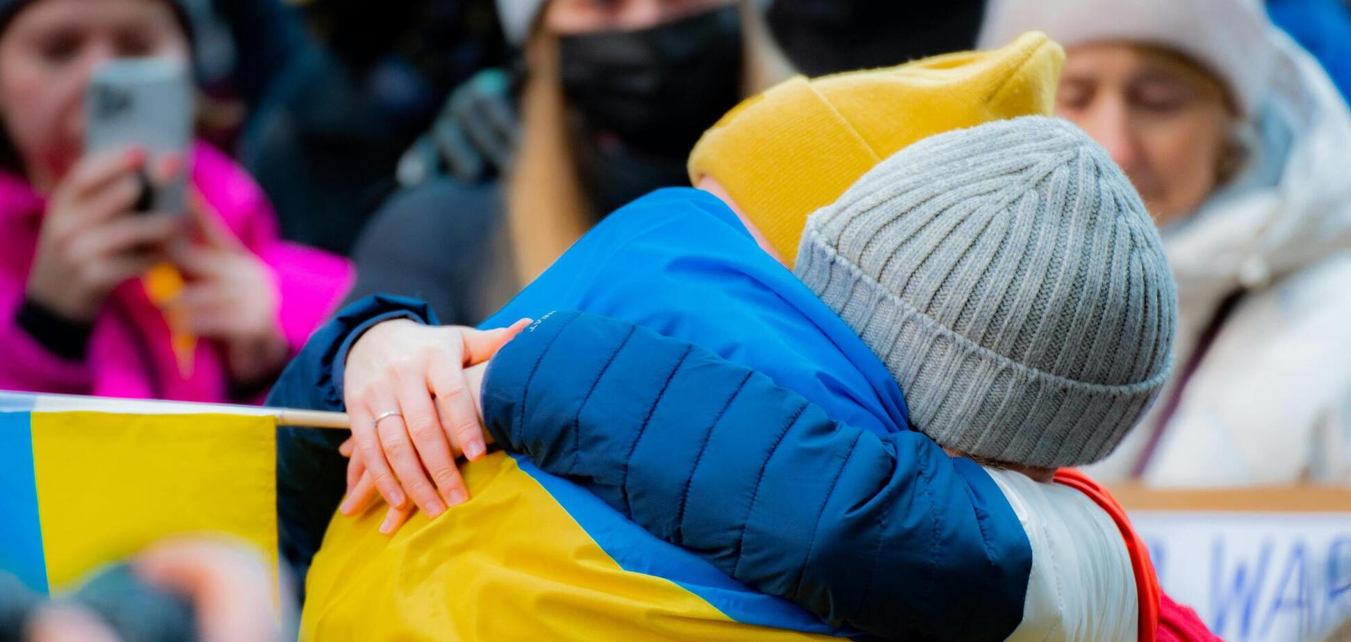 Ілюстрація - жінка обіймає чоловіка в українському прапорі