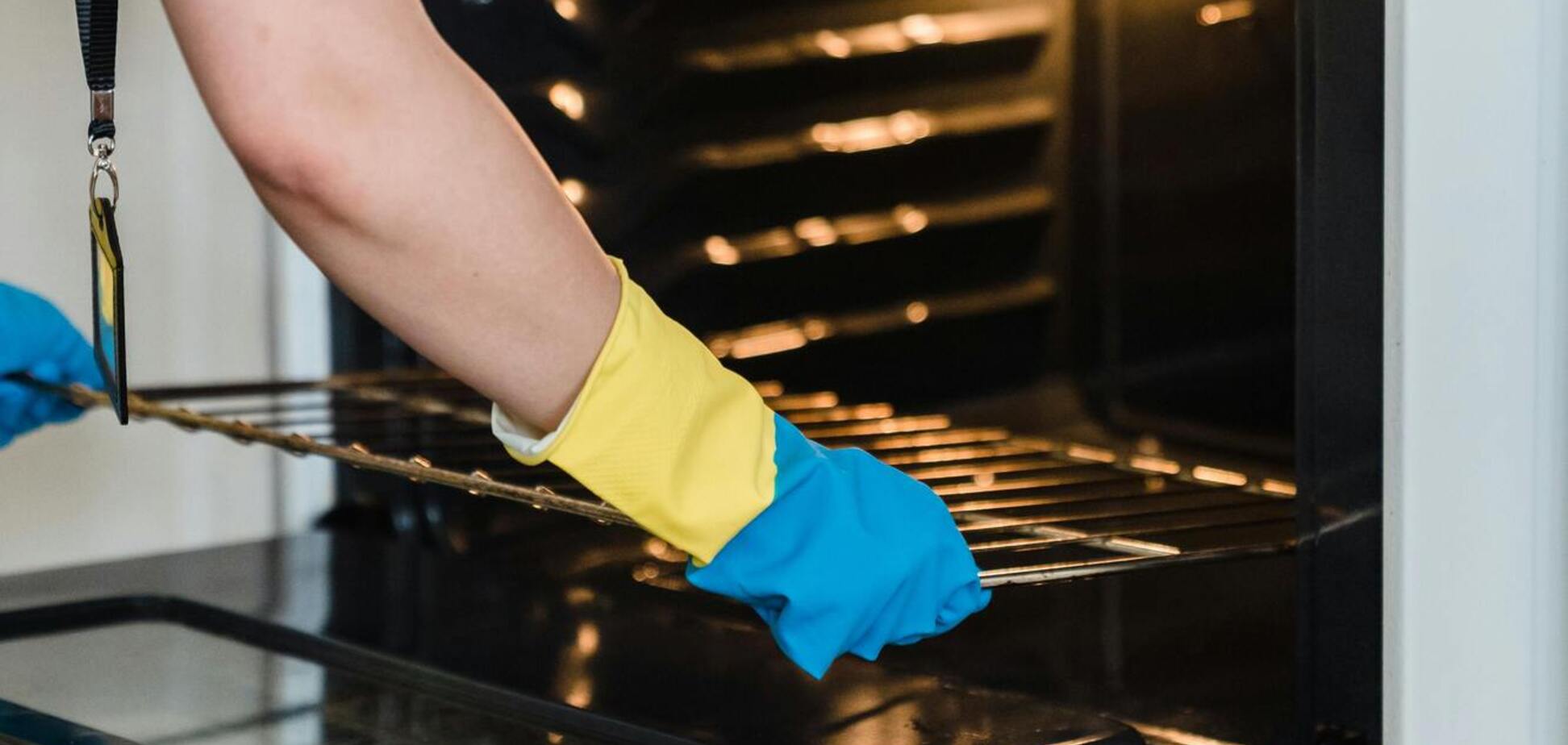 Как избавиться от запаха гари в духовке за считанные минуты: бюдетные способы