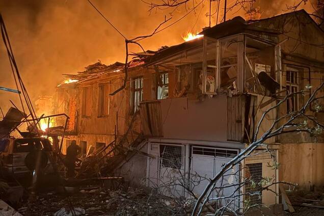 Оккупанты атаковали Одессу: зафиксировано попадание в жилой дом, есть погибшие и пострадавшие. Фото и видео