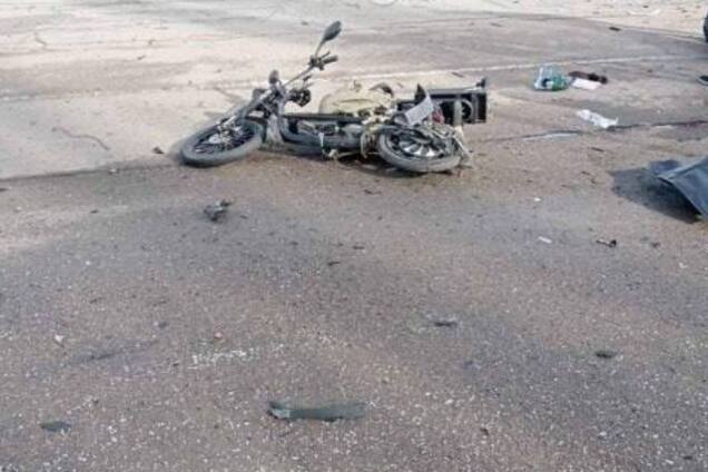 Оккупанты из дрона попали в мопед в Херсоне: два человека погибли на месте