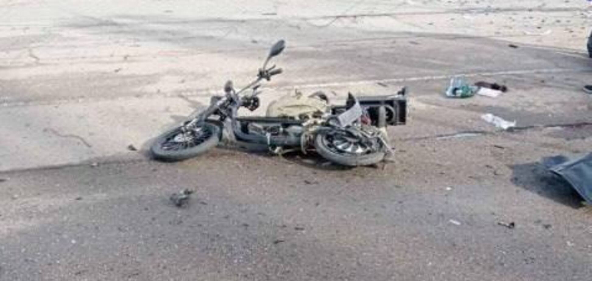 Оккупанты из дрона попали в мопед в Херсоне: два человека погибли на месте