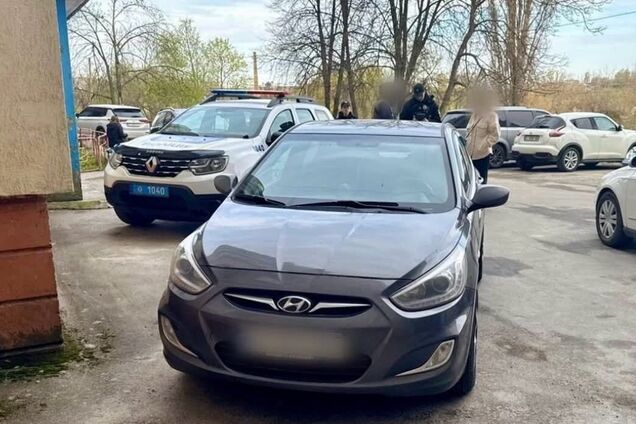 На Київщині водій легковика у дворі будинку збив 10-річну дівчинку: дитину госпіталізували. Подробиці та фото