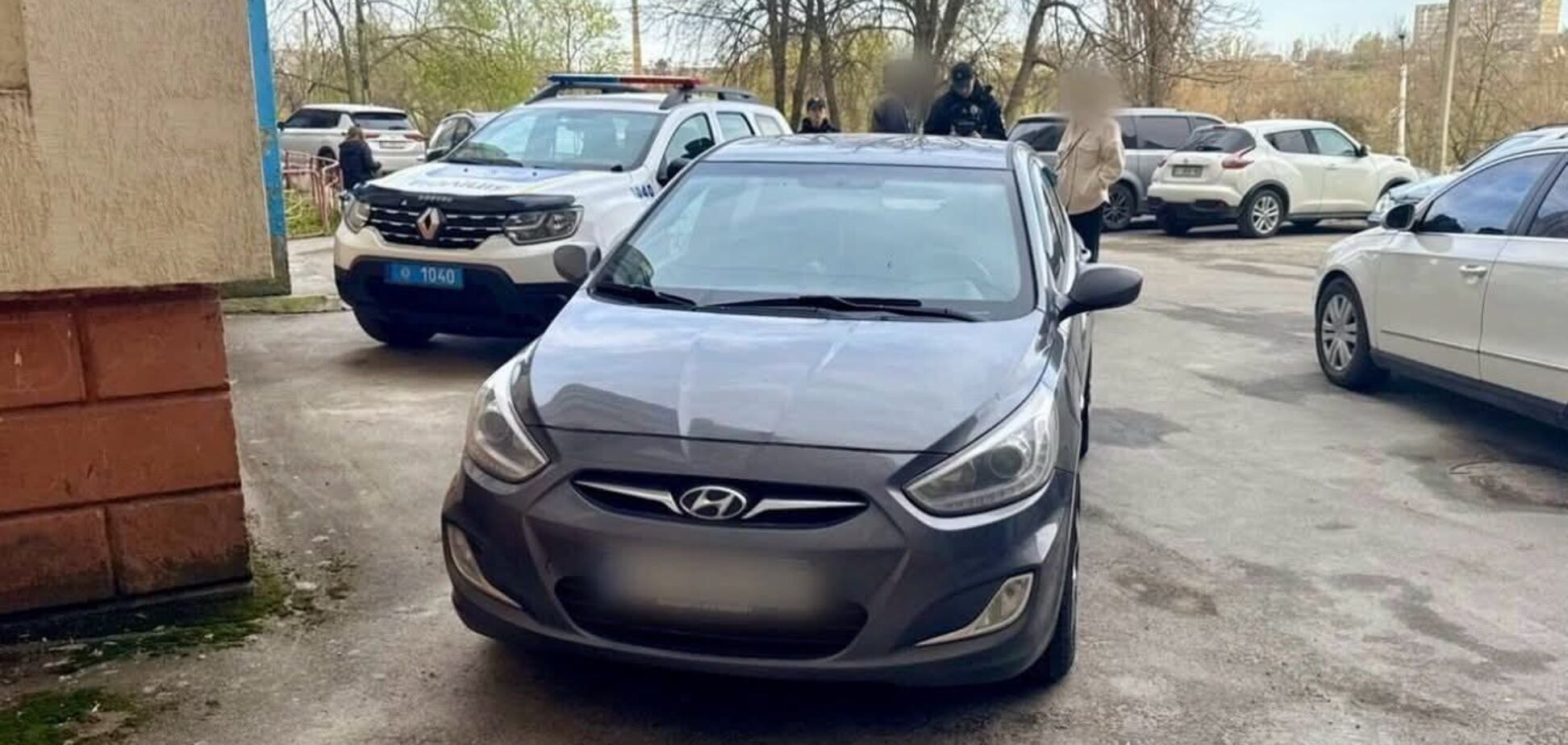 На Київщині водій легковика у дворі будинку збив 10-річну дівчинку: дитину госпіталізували. Подробиці та фото