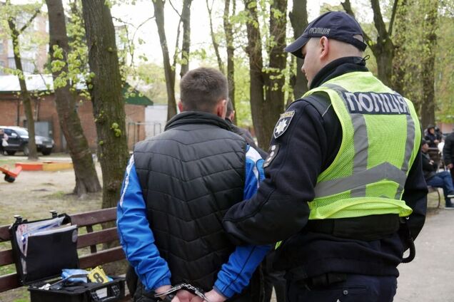 У Хмельницькому військовослужбовець влаштував стрілянину у дворі будинку, його затримали: усі подробиці