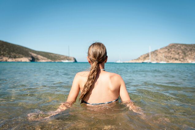 Почему нам холодно, когда летом выходим из воды? Учитель физики Руслан Цыганков объяснил 'на пальцах'