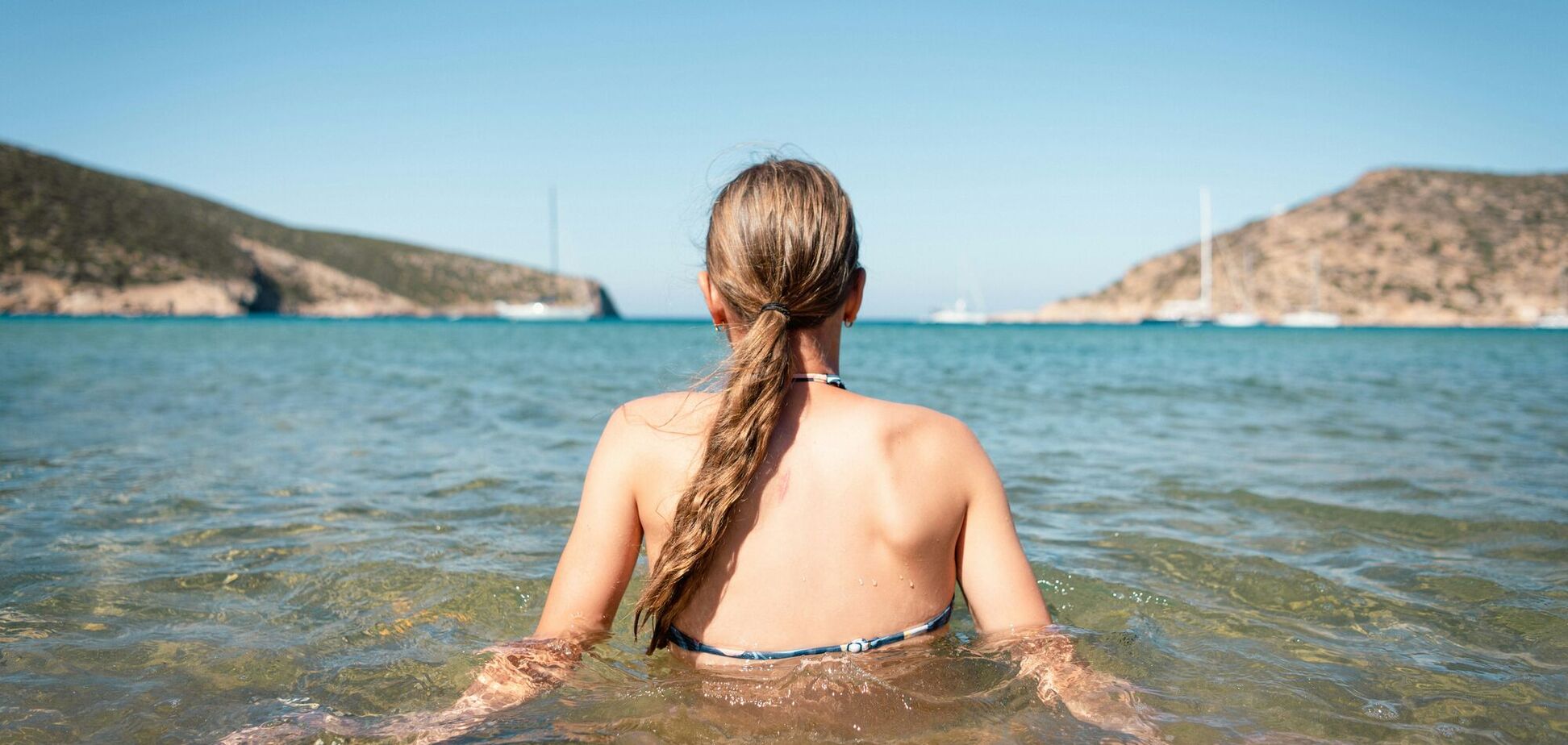 Почему нам холодно, когда летом выходим из воды? Учитель физики Руслан Цыганков объяснил 'на пальцах'