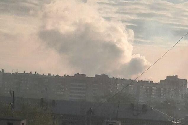 Под прицелом был металлургический завод: в российском Челябинске прогремели взрывы, поднялся дым. Фото и видео