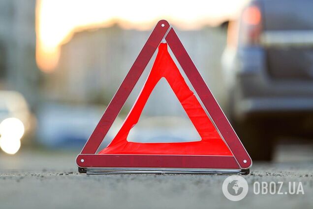 Под Киевом столкнулись BMW и Lanos: одного из водителей из салона авто деблокировали спасатели. Фото