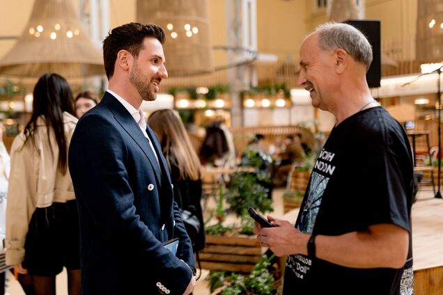 Актор Павло Текучев провів благодійні читання 'Віршів з бійниці' на честь пам’яті загиблого військового Максима Кривцова