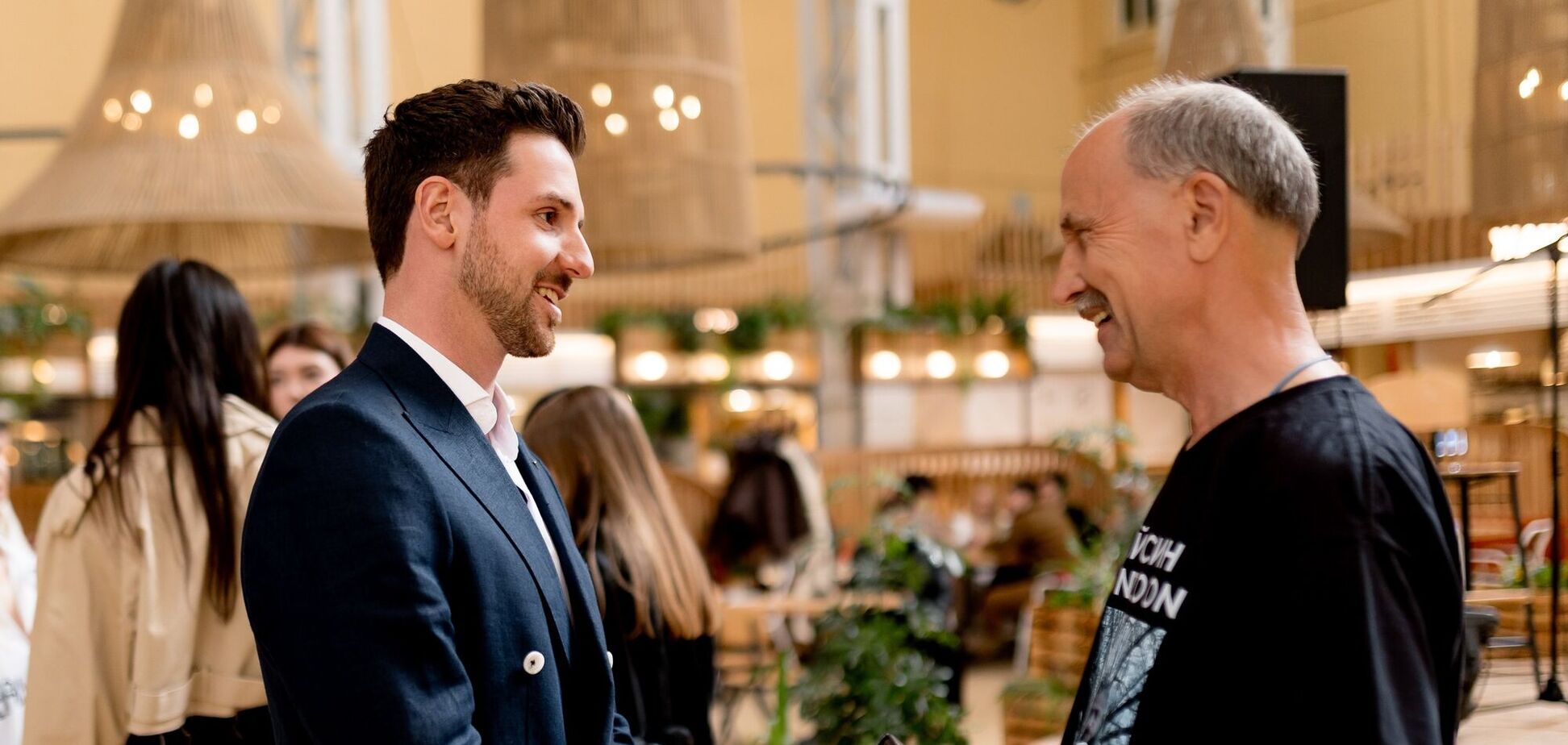 Актор Павло Текучев провів благодійні читання 'Віршів з бійниці' на честь пам’яті загиблого військового Максима Кривцова