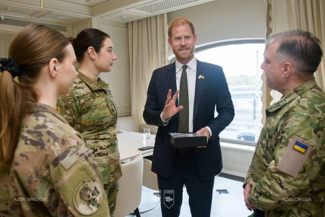 Військовослужбовці 'Азову' вручили принцу Гаррі символічний подарунок під час його третього візиту до України. Фото