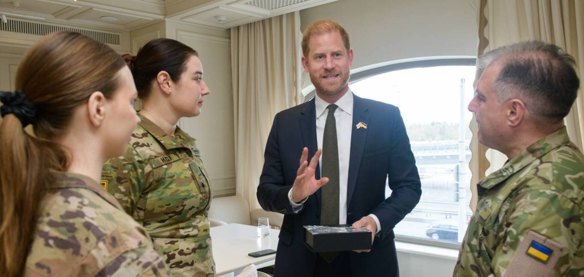 Військовослужбовці 'Азову' вручили принцу Гаррі символічний подарунок під час його третього візиту до України. Фото