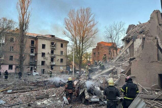 Руины там, где кипела жизнь: появились жуткие кадры с изуродованного ударом РФ дома в Днепре. Видео