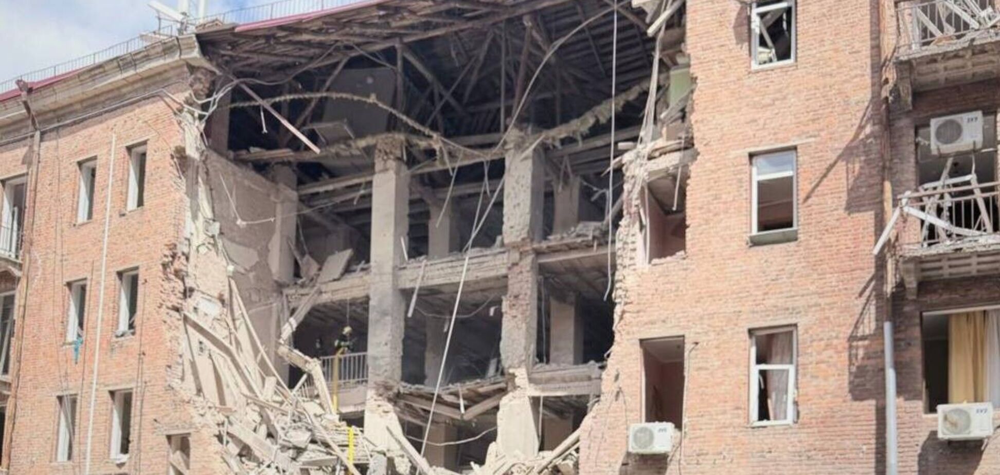 Россия снова нанесла удар по Днепру: поврежден жилой дом, есть жертва и раненые
