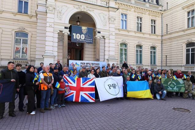 'Пікапи для миру': британські фермери передали для українських військових десятки позашляховиків. Фото