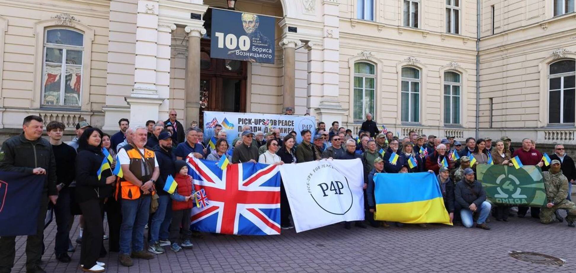 'Пікапи для миру': британські фермери передали для українських військових десятки позашляховиків. Фото