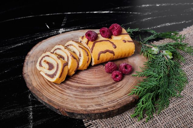 Сладкий рулет с вареньем к чаю: делимся элементарным рецептом